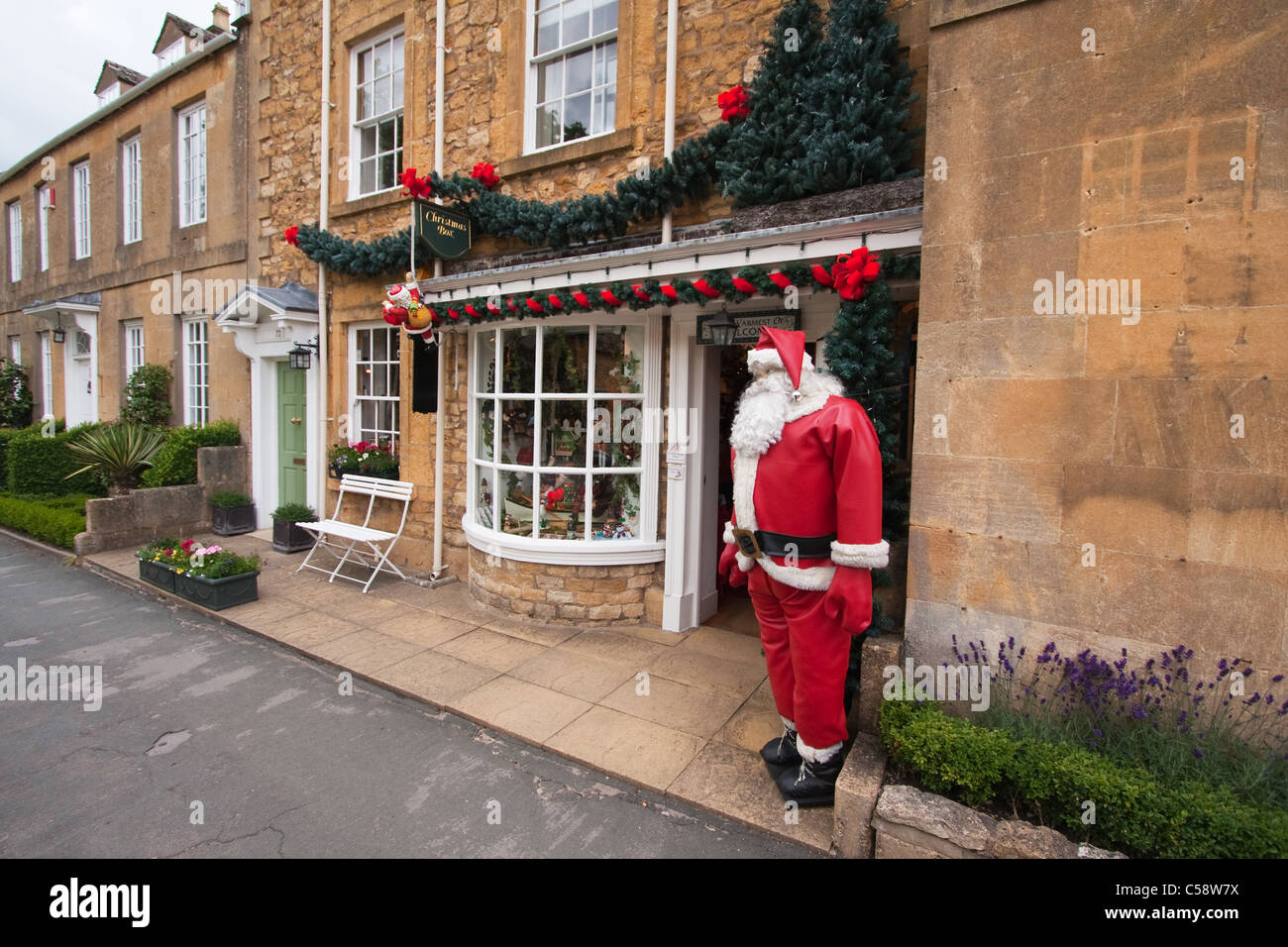 Weihnachts-Box-Shop in Cotswolds Dorf von Broadway Stockfoto