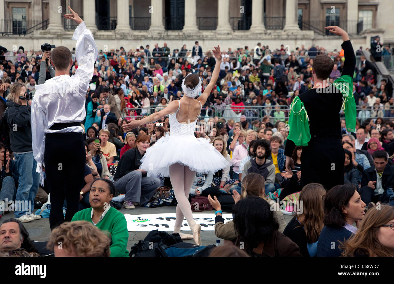 "Guerilla-Ballett" protest gegen BP Sponsoring der Oper Screening am Trafalgar Square in London Stockfoto