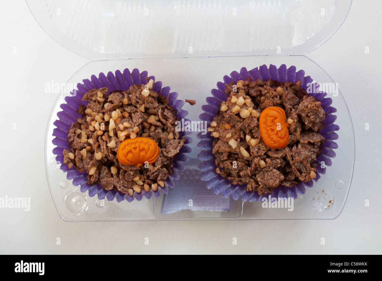 Zwei Schokolade knusprig Halloween Kuchen Kuchen Fällen auf weißem Hintergrund - von oben nach unten suchen. Stockfoto