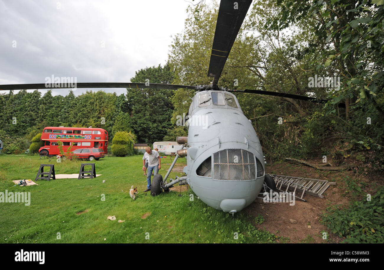 Tim Johnson hat vor kurzem einen alten Westland Suche und Rettung Hubschrauber gekauft, die er die Umwandlung in einen Wohnwagen zu vermieten Stockfoto
