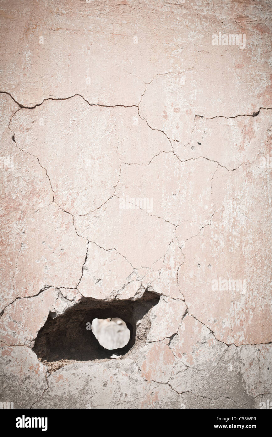 Loch in alte rissige Wand Stockfoto