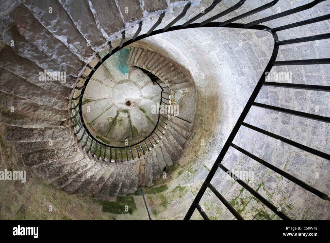 Suchen unter der Wendeltreppe führt auf den Gipfel des Alten Licht Leuchtturm auf Lundy Island, Devon, England UK im März - Begriff der Vertigo Stockfoto