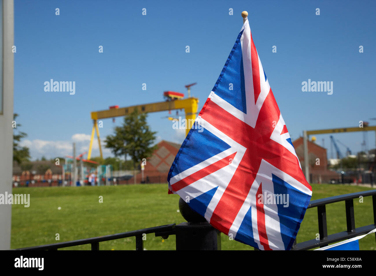 britischer Anschluß-Markierungsfahne fliegen in East Belfast für 12. Juli feiern Stockfoto