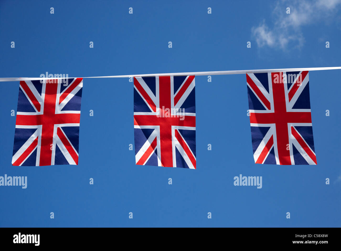 britische union Flag Banner Girlande fliegen vor blauem Himmel im Vereinigten Königreich Stockfoto