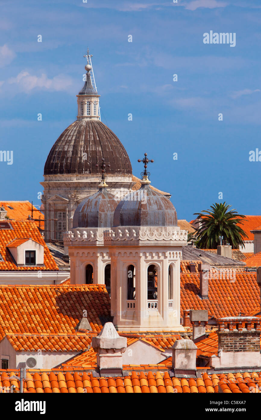Kirche-Kuppeln und bunten Ziegeldächer von Dubrovnik, Dalmatien Kroatien Stockfoto