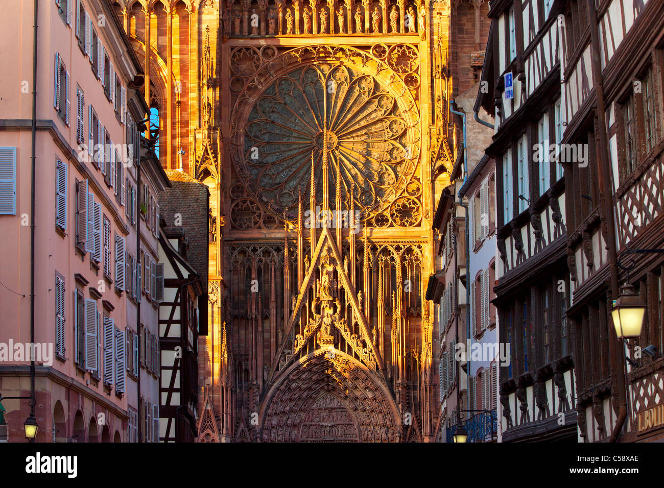 Untergehende Sonne scheint auf der gewaltigen Kathedrale Notre Dame in Straßburg, Unterrhein, Elsass, Frankreich Stockfoto