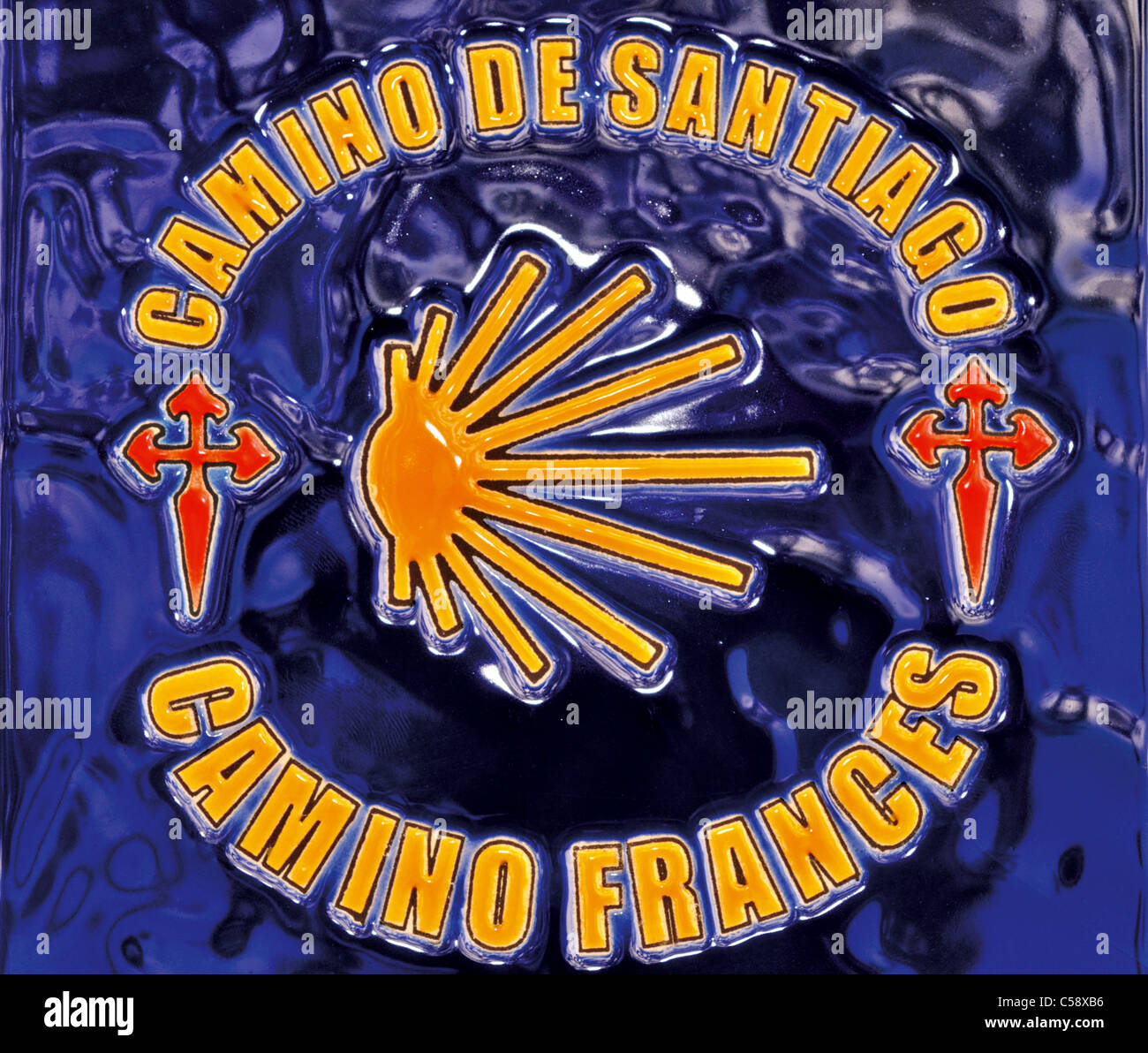 Spanien, Jakobsweg: Symbol für den Camino Frances auf einer Fliese in O Cebreiro Stockfoto