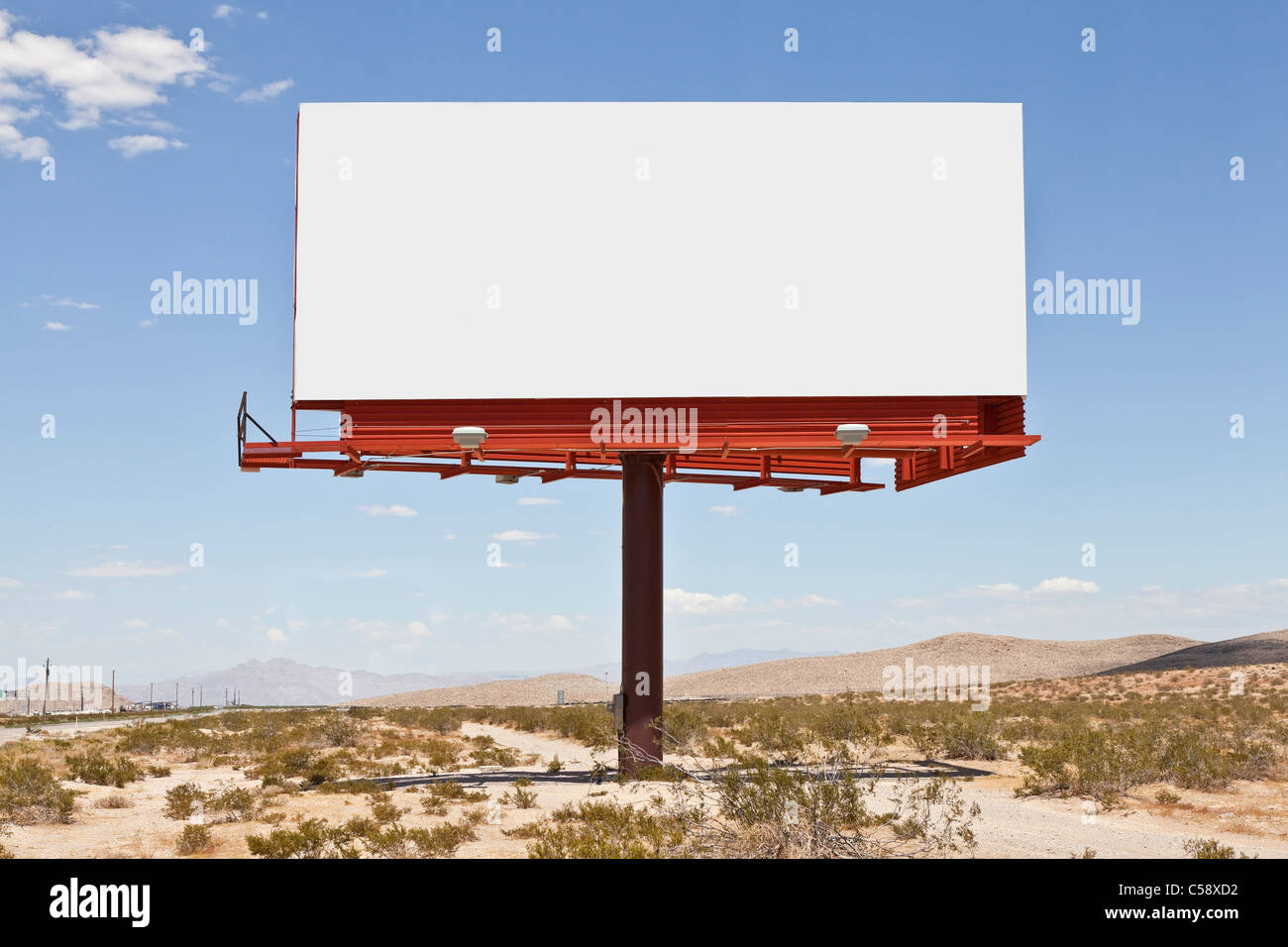 Große, leere Plakatwand mitten in der Mojave-Wüste. Stockfoto