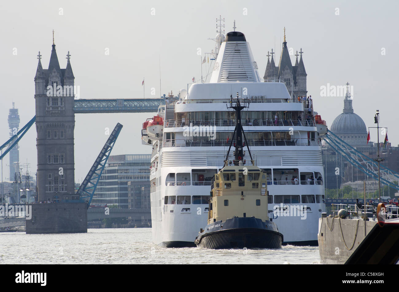 Kreuzfahrtschiff auf der Themse, London in Richtung St Katherines Dock kommt Silver Cloud Stockfoto