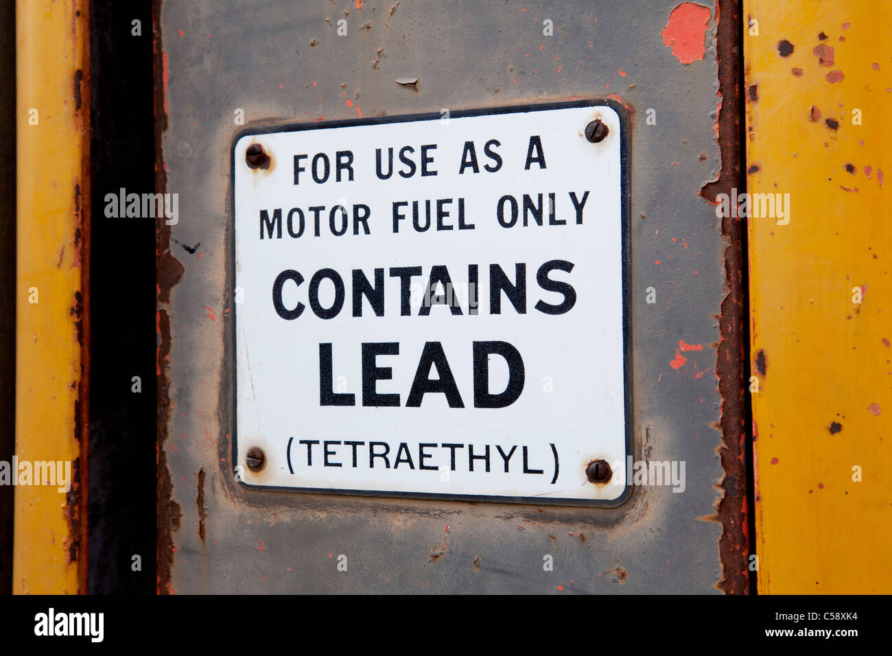 Altes Sprichwort: Gas Pumpe Zeichen "für die Verwendung von Kraftstoffen nur. Enthält Blei (Tetraethylblei) Stockfoto