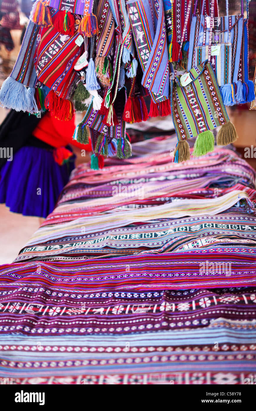 Artikel aus Alpaka und Lama Wolle verkauft als Andenken in Form von Taschen und Hüte auf der Insel Taquile auf dem Titicacasee Stockfoto