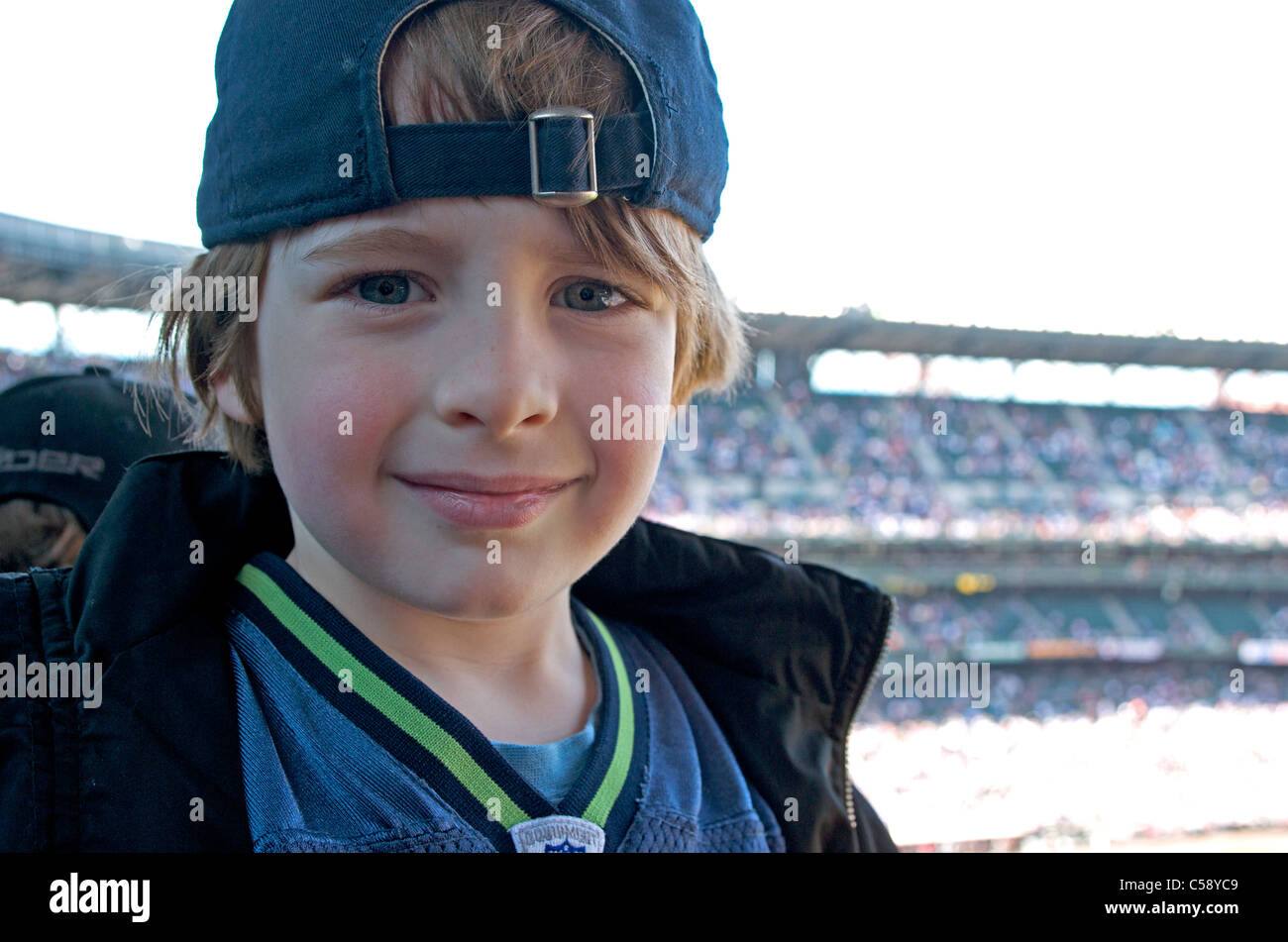 Junge im Baseball-Spiel im Stadion Stockfoto