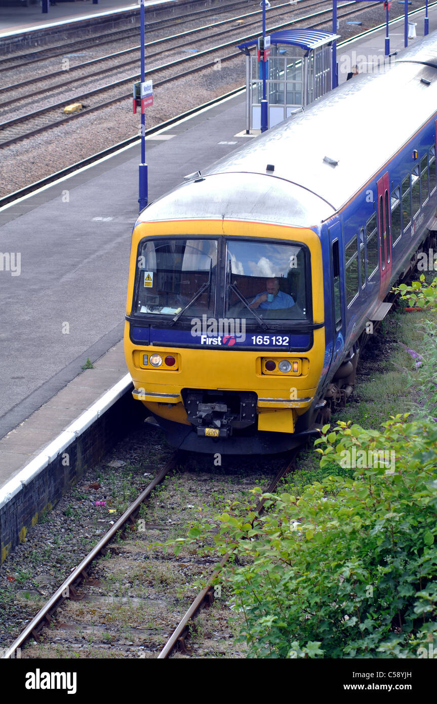 First Great Western Zug bei Newbury Bahnhof, Berkshire, England, UK Stockfoto