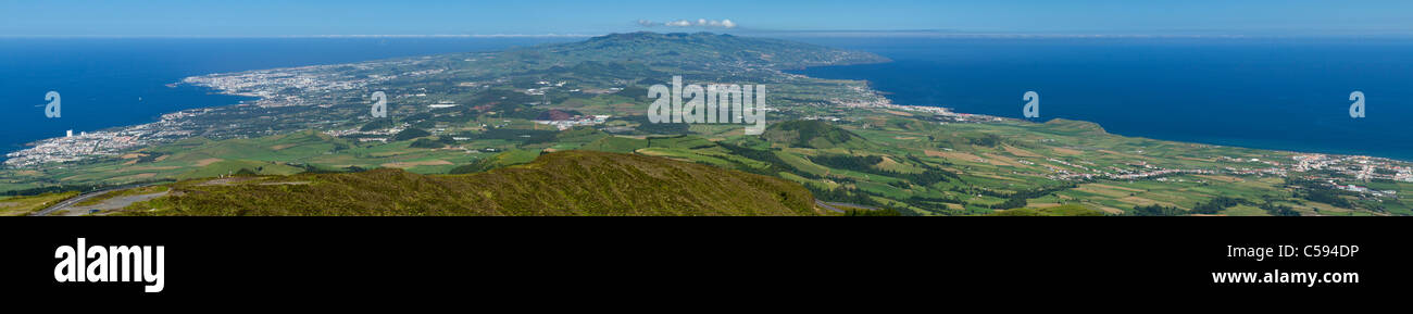 Von der Spitze der Lagoa do Fogo Krater, genähte Panorama der westlichen São Miguel mit Ponta Delgada und Sete Cidades vulcano Stockfoto