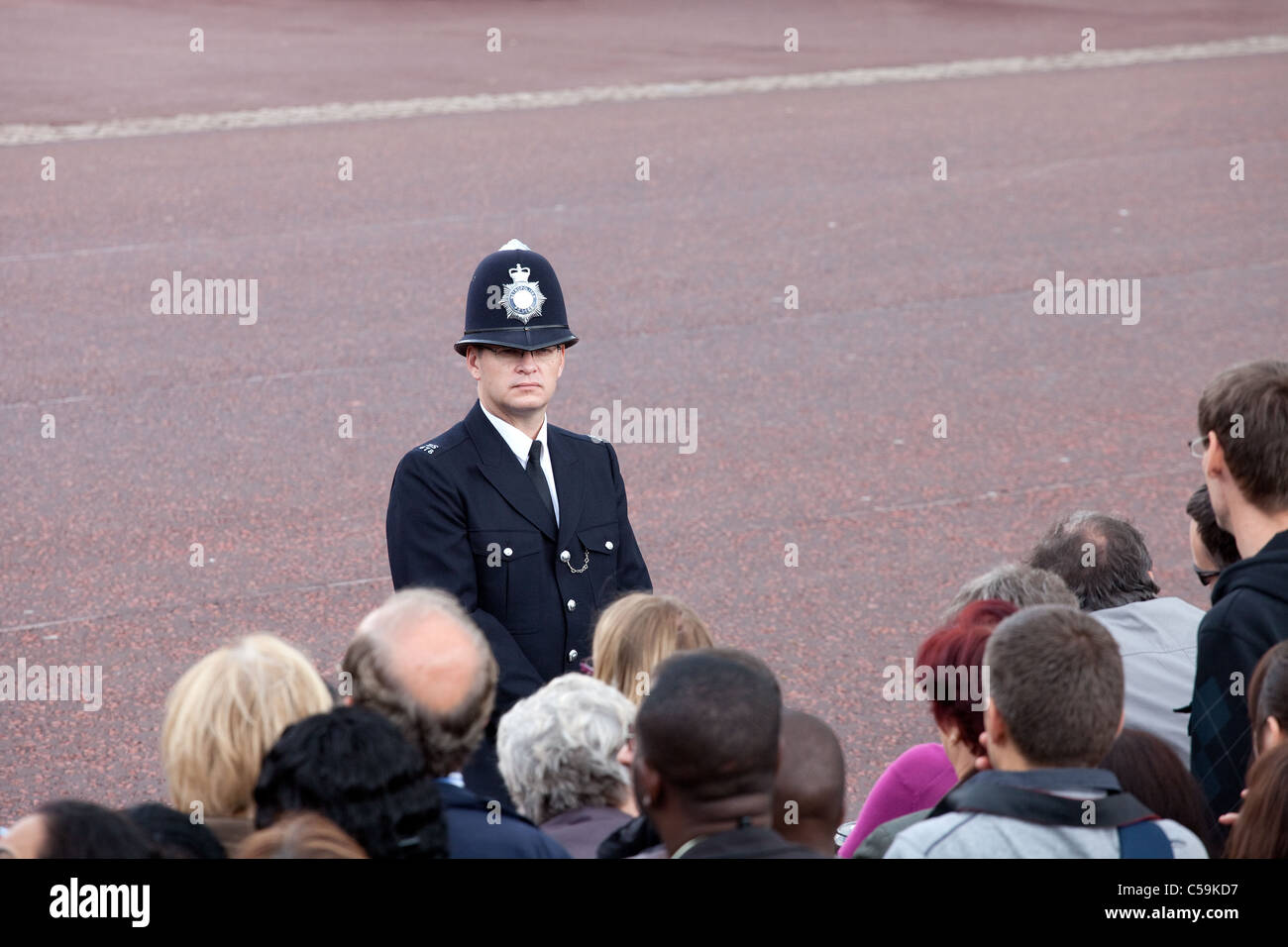 Britischer Polizist beobachtet die Menge von Zuschauern während der Trooping die Farbe Zeremonie in London, England am 11. Juni 2011. Stockfoto