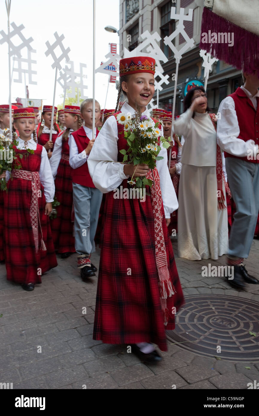 Eine Parade von Festival-Teilnehmer des lettischen Jugend und Tanzfest durch das Zentrum von Riga, 10. Juli 2010 Stockfoto