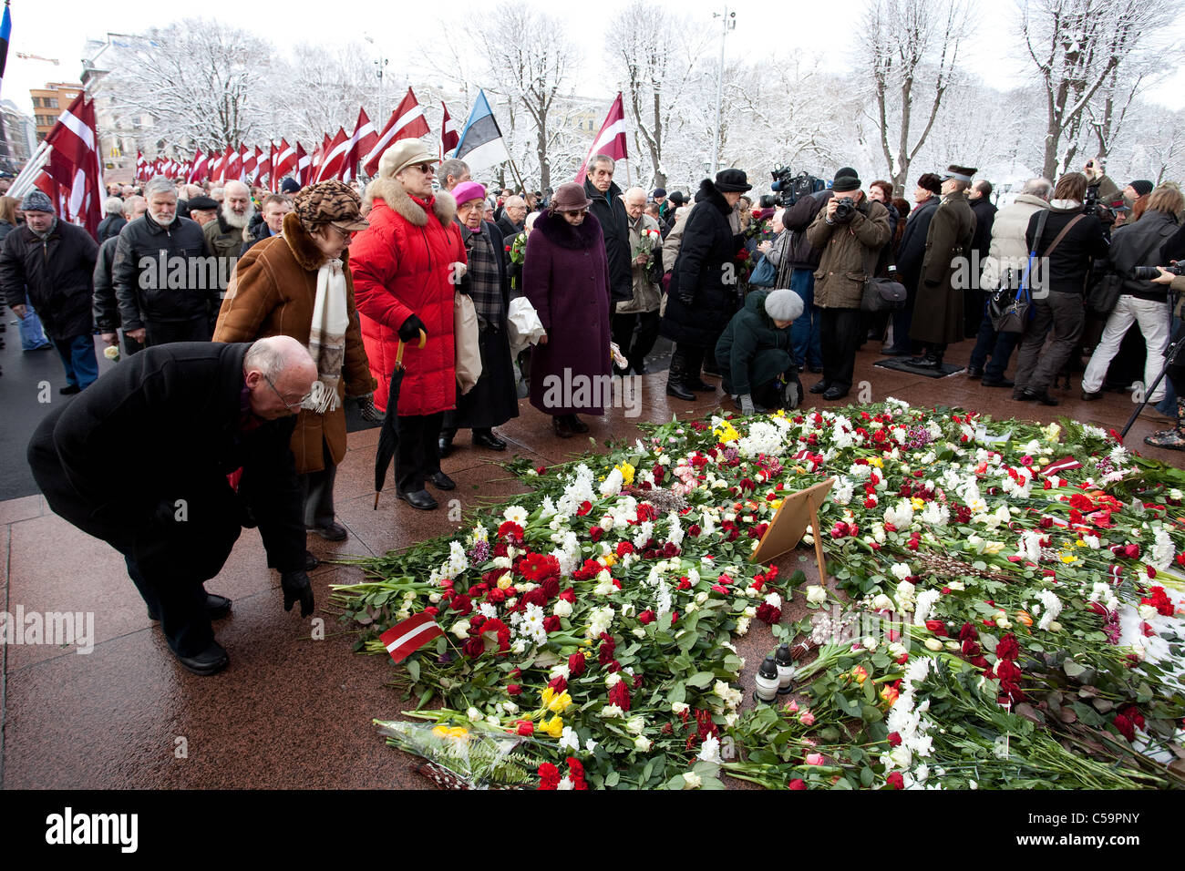 RIGA, Lettland, 16. März 2010: Laien Dwn Fowers an Freiheit Monumunt. Gedenken an der lettischen Waffen-SS-Einheit oder Legionna Stockfoto