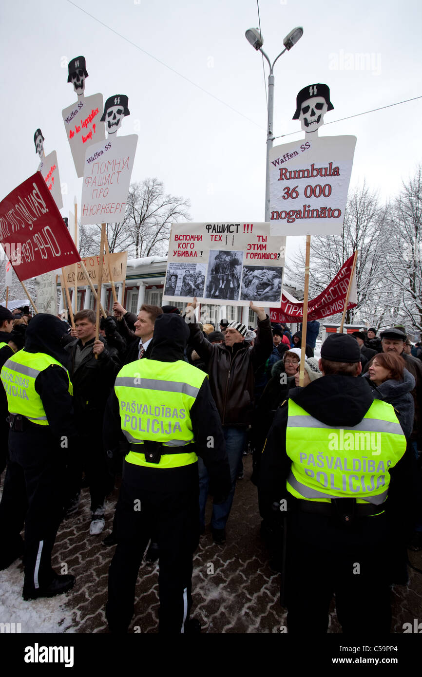 RIGA, Lettland, 16. März 2010: Demonstranten gegen die Erinnerung an die lettischen Waffen-SS-Einheit oder Legionäre Schreie. Stockfoto