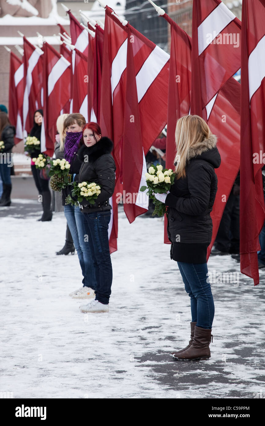 Junges Mädchen am Gedenken an der lettischen Waffen-SS-Einheit oder Legionäre am Freiheitsdenkmal in Riga, Lettland. Stockfoto