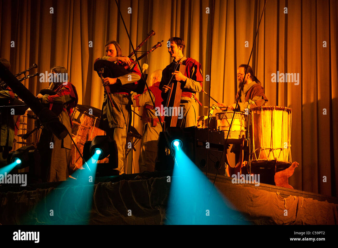 RIGA - Januar 16: Lettische Dudelsack und Trommel-Musik Auli spielen in Tanz-Performance-Gruppe. Riga, Lettland, 16. Januar 2010 Stockfoto