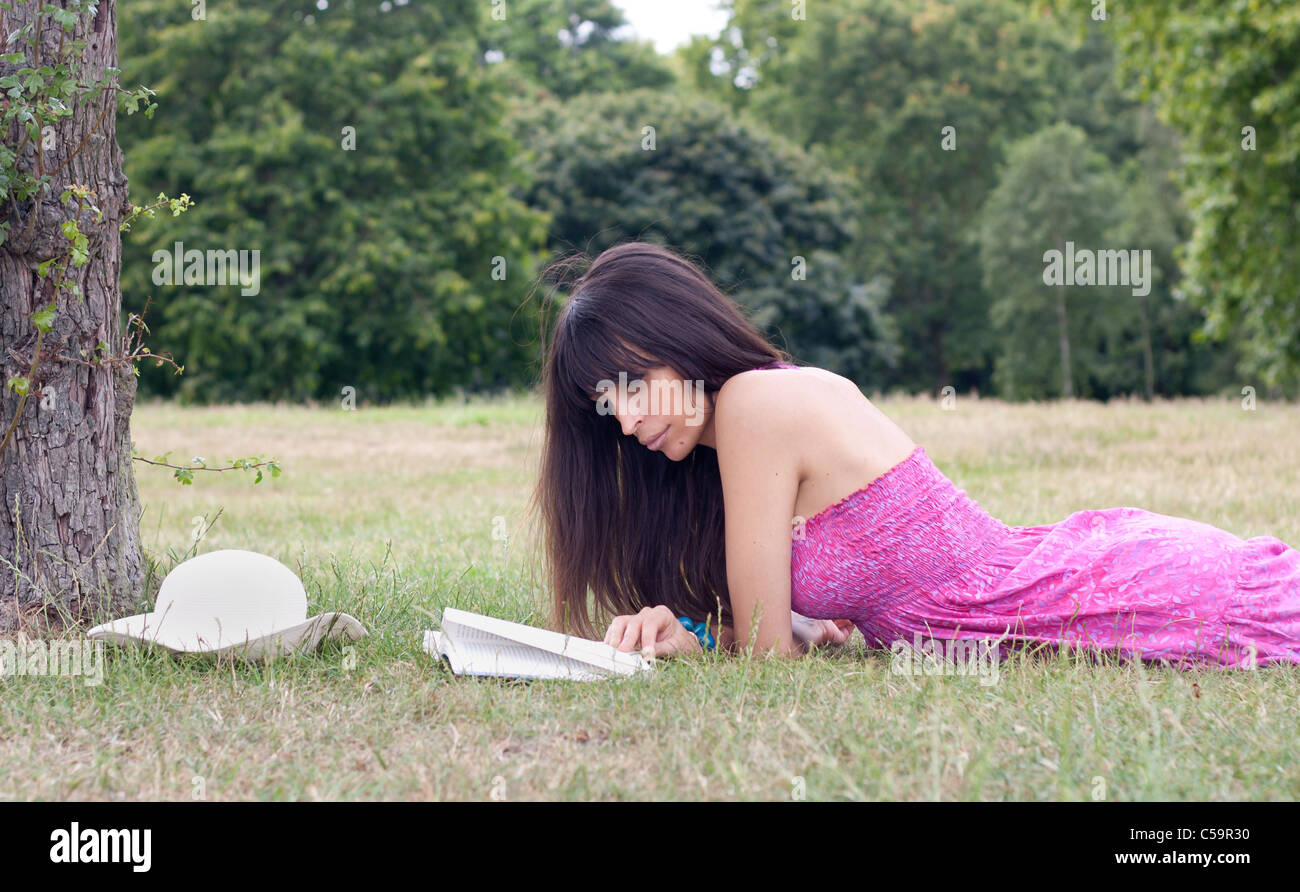 Lesen im park Stockfoto