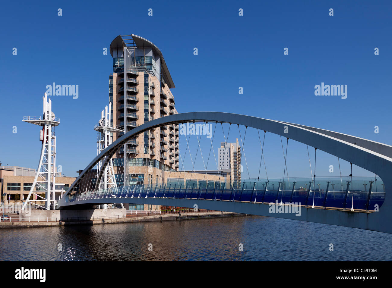 Blick über Lowry-Brücke in Richtung Lowry Theatre und Lowry Outlet Mall, Salford Quays, Greater Manchester, England Stockfoto