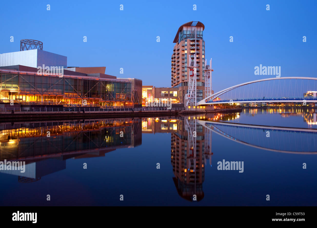 Lowry Brücke beleuchtet in Twilight, Lowry Theatre, Salford Quays, Greater Manchester, England Stockfoto