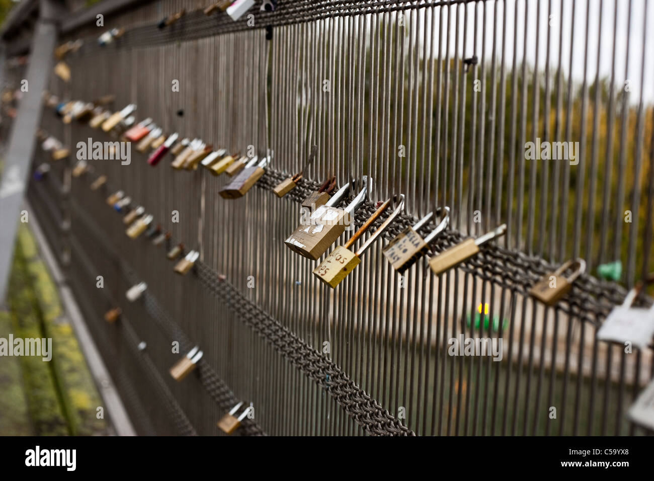 Liebesschlösser auf der Fußgängerbrücke Passerelle Leopold Sedar Senghor, Paris, Frankreich. Stockfoto