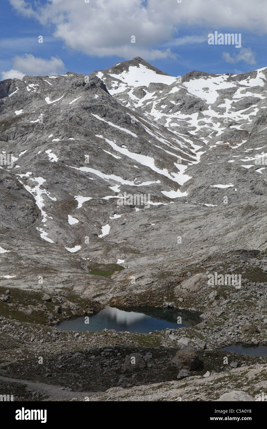 Gletscherseen in Los Urrieles, der Mittelbau der Kalkberge [Picos de Europa] in Kantabrien, Spanien, aus [El Cable] Stockfoto