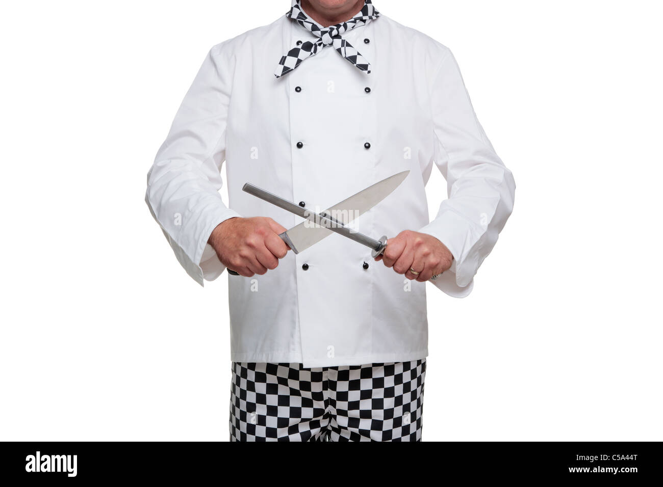 Foto von einem Koch in Uniform schärfen seine Schnitzmesser isoliert auf einem weißen Hintergrund. Stockfoto