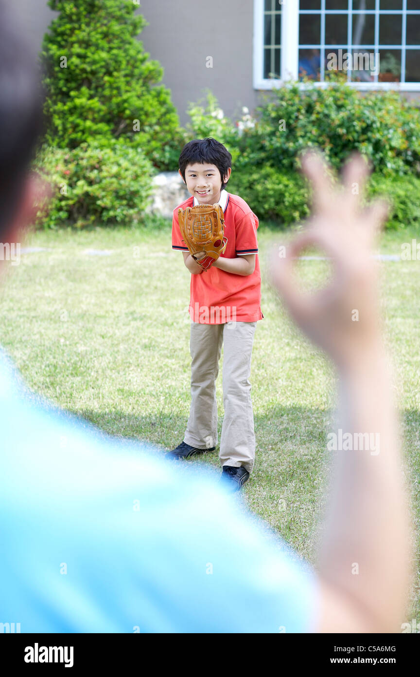 Vater und Sohn spielen Baseball im Garten Stockfoto