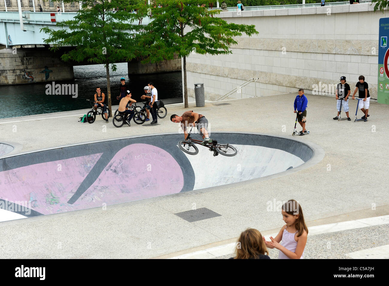 Kinder auf dem Fahrrad an der Promenade entlang der Saône.  Lyon, Frankreich. Stockfoto