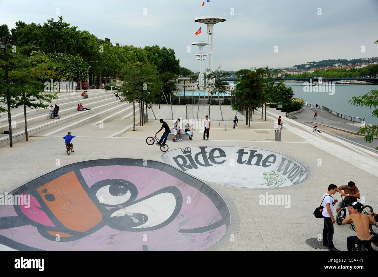 Kinder auf dem Fahrrad an der Promenade entlang der Saône.  Lyon, Frankreich. Stockfoto