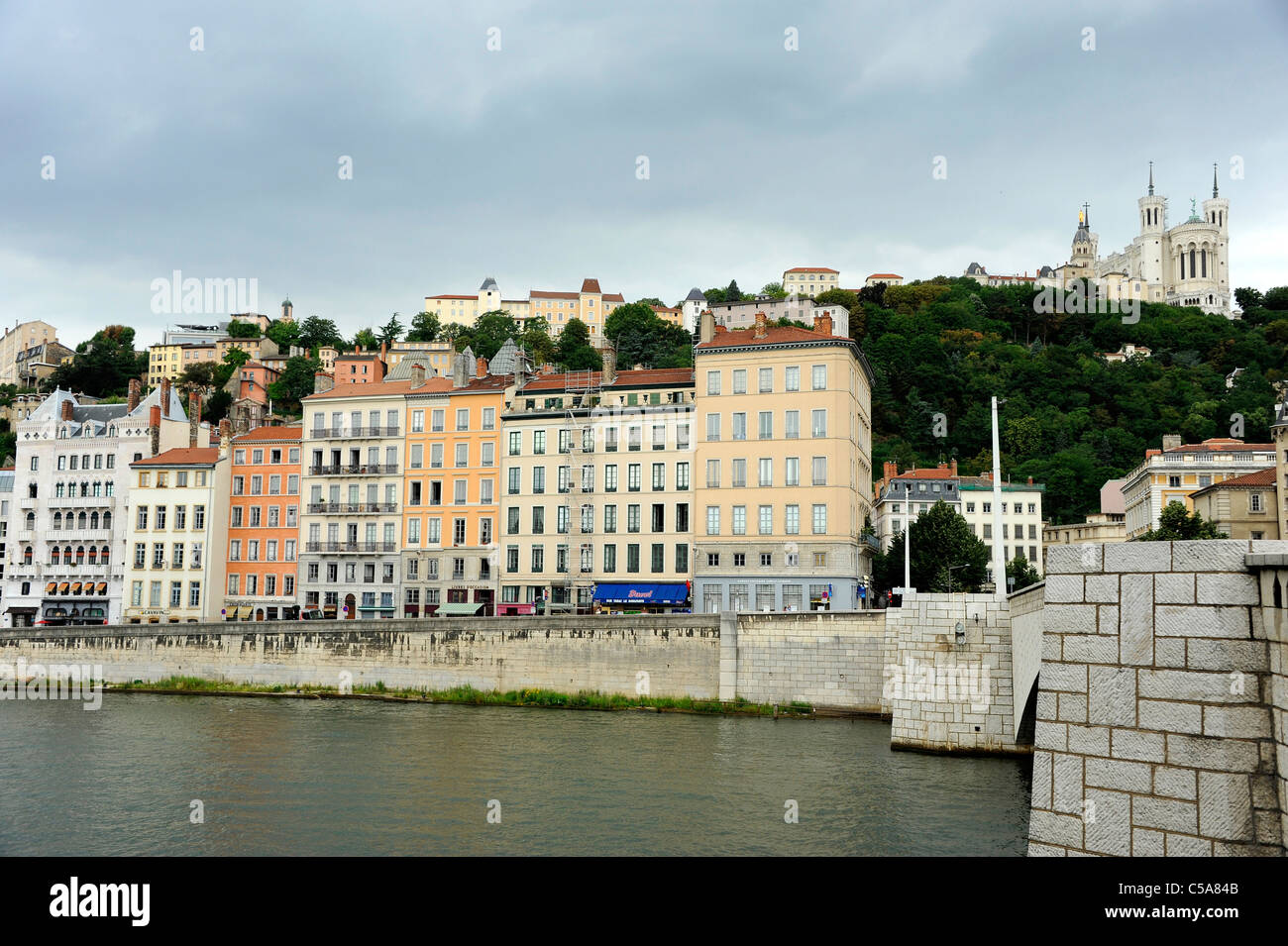 Gebäude entlang der Saône mit Blick auf Basilika Notre Dame de Fourvière Hügel.  Lyon, Frankreich. Stockfoto