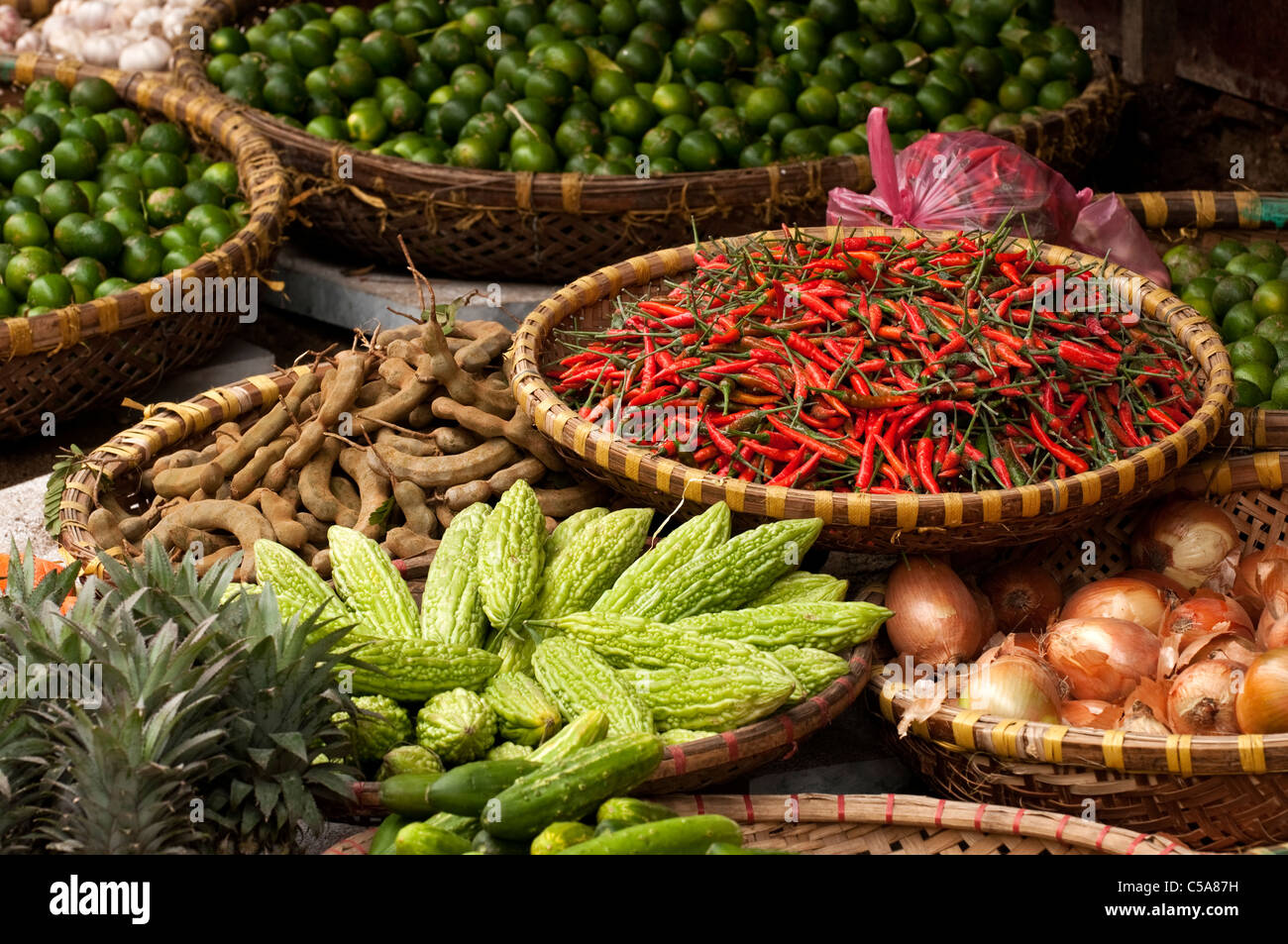 Körbe mit Chili, bitter Melonen und Tamarinden, Nguyen Thien Thuat St, in der Nähe von Cho Dong Xuan Markt, Altstadt in Hanoi, Vietnam Stockfoto