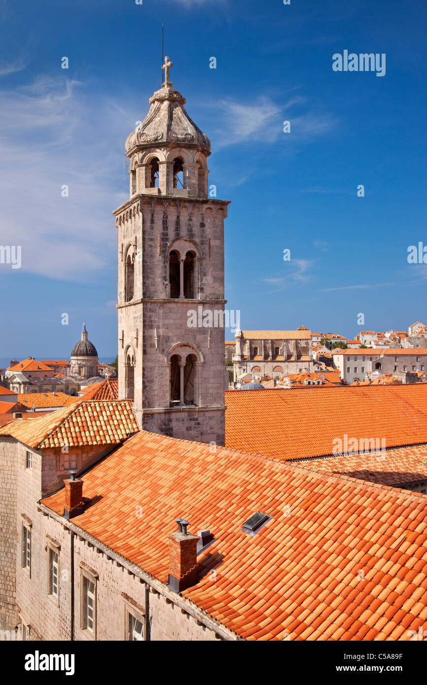 Glockenturm der Kirche und Orange Dächer der alten Stadt Dubrovnik Dalmatien Kroatien Stockfoto