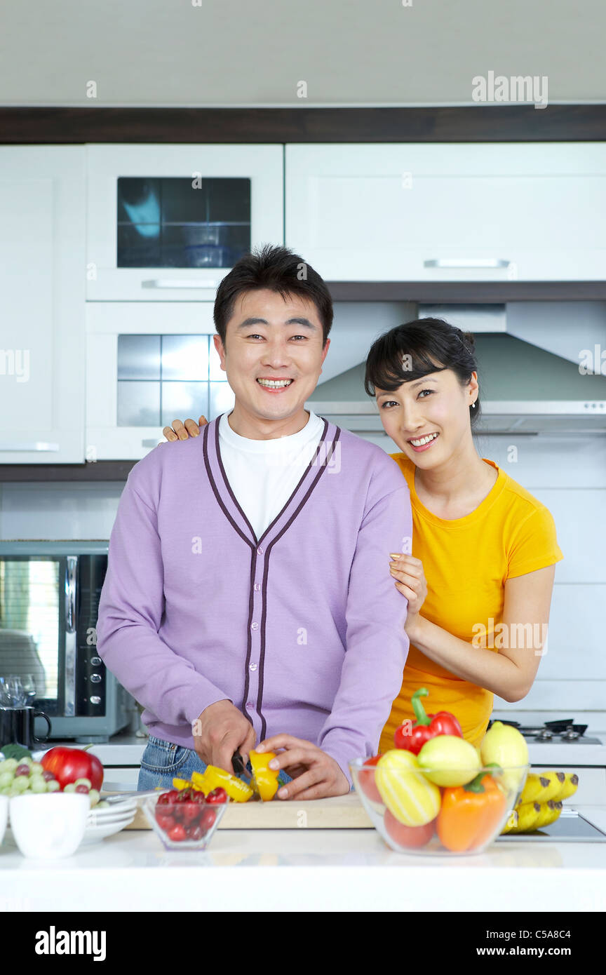 Porträt von Mann und Frau in Küche Stockfoto