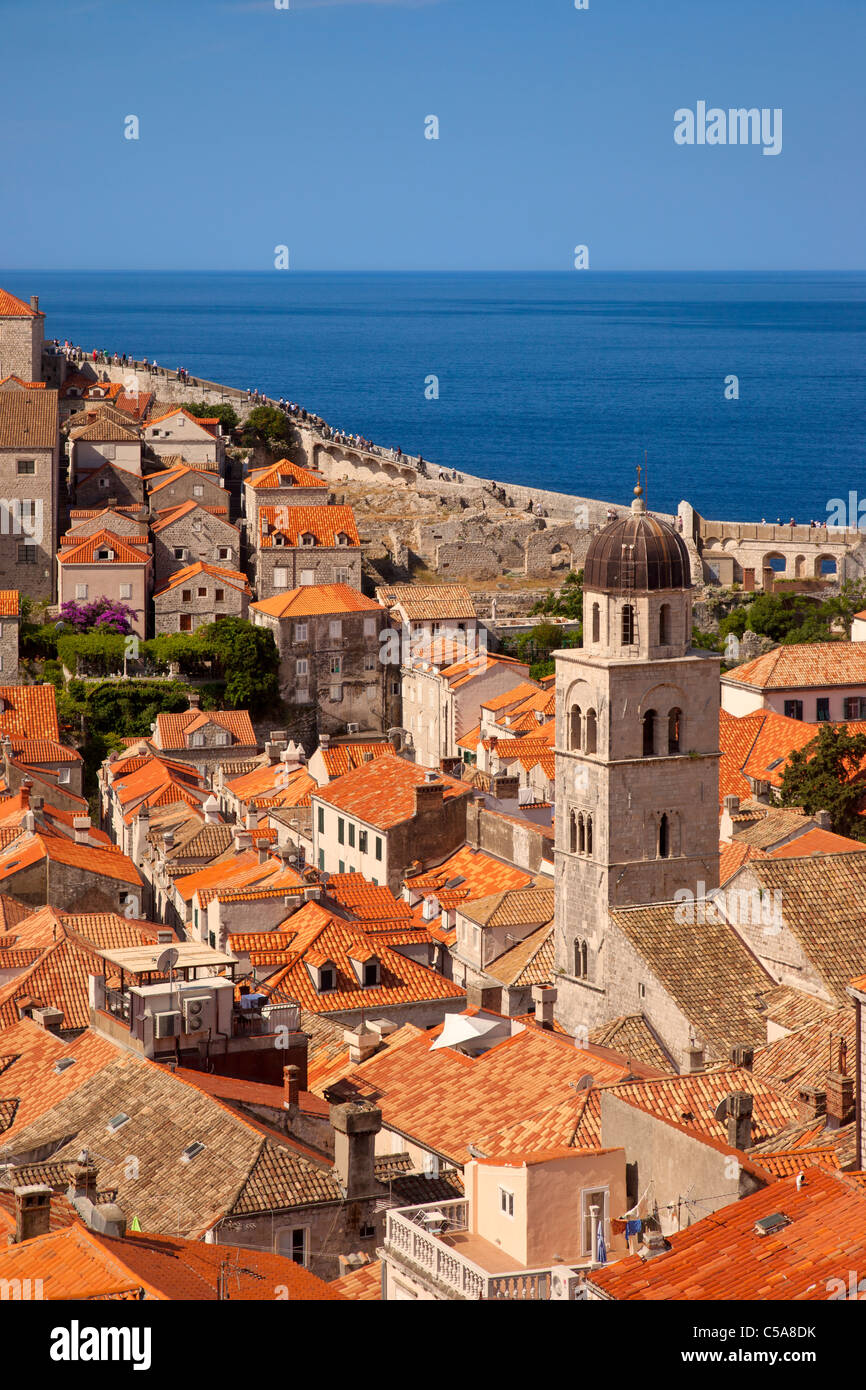 Orangefarbene Dächer und Kirchturm, Dubrovnik Dalmatien Kroatien Stockfoto