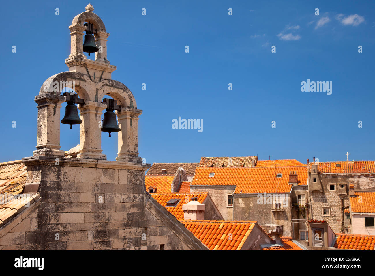 Kirche-Bell Tower und Orange Dächer von Dubrovnik Dalmatien Kroatien Stockfoto