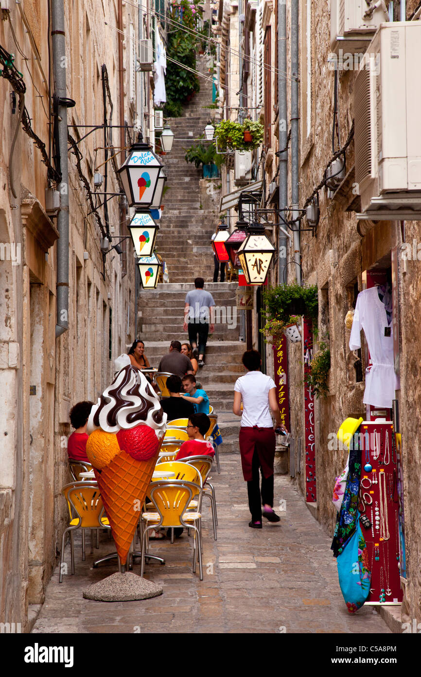 Zeigen Sie auf einer Marmor gepflasterten Seitenstraße in der Altstadt Dubrovnik Dalmatien Kroatien an Stockfoto