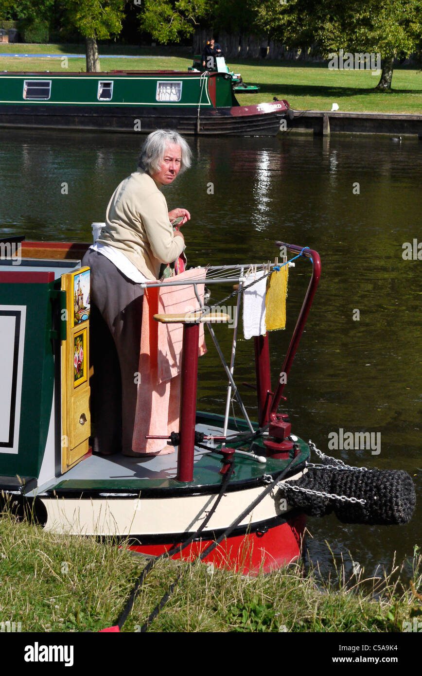 Frau auf Hausboot Außerbetriebnahme waschen, Abingdon-on-Thames, Oxfordshire, England Stockfoto