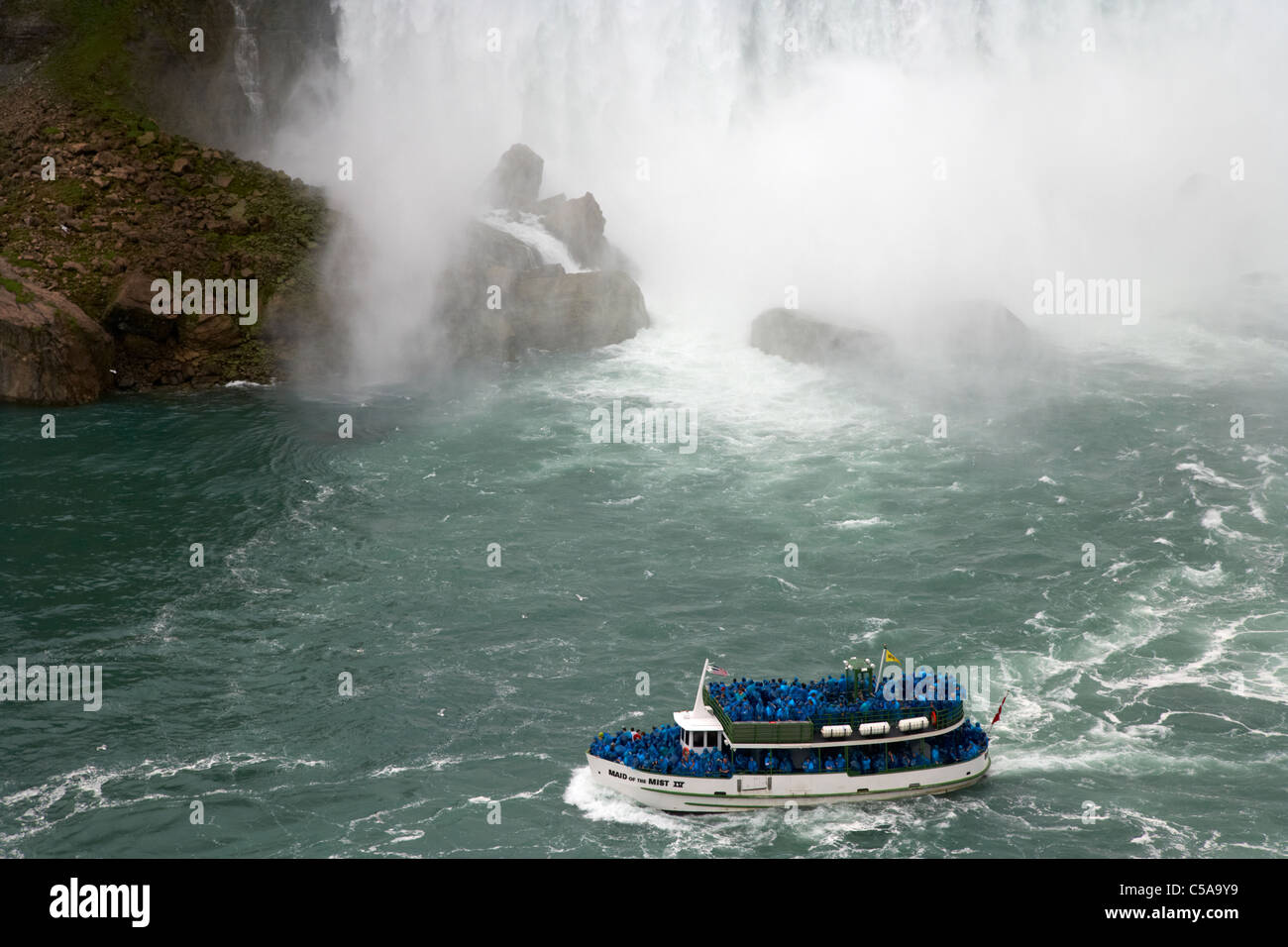 Magd des Bootes Nebel fahren unter Niagara Falls Ontario Kanada Stockfoto