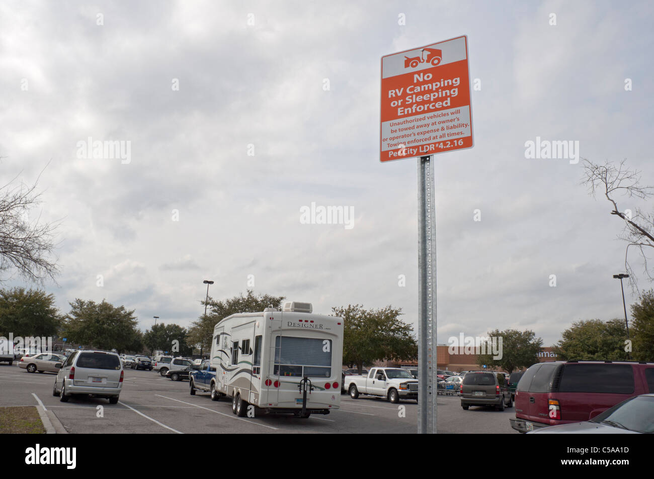 Melden Sie verbieten RV camping in Wal-Mart-Parkplatz Stockfoto