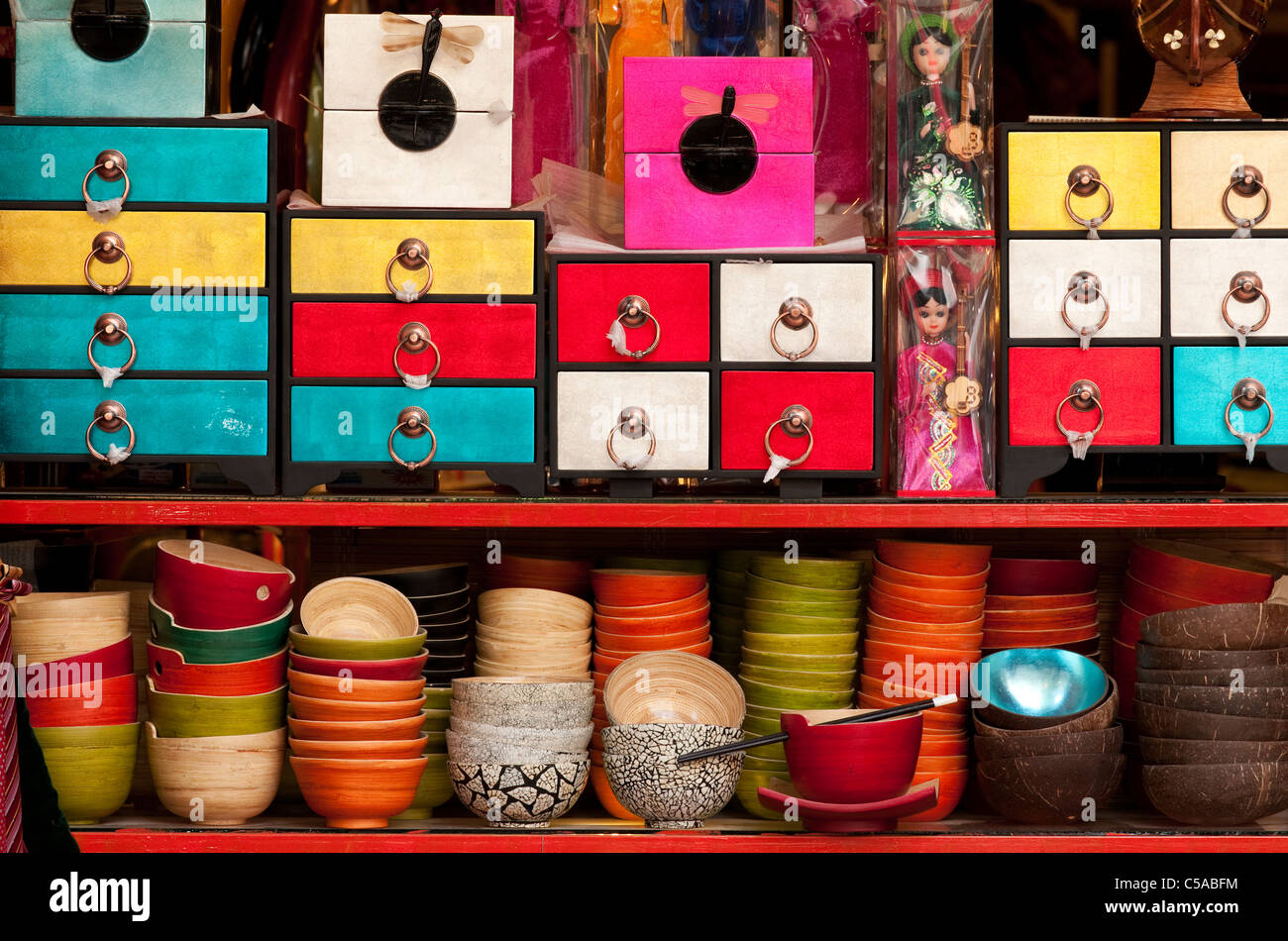 Lackarbeiten Souvenir-Boxen in einem Geschäft in Hang Trong St, Altstadt Hanoi, Vietnam Stockfoto
