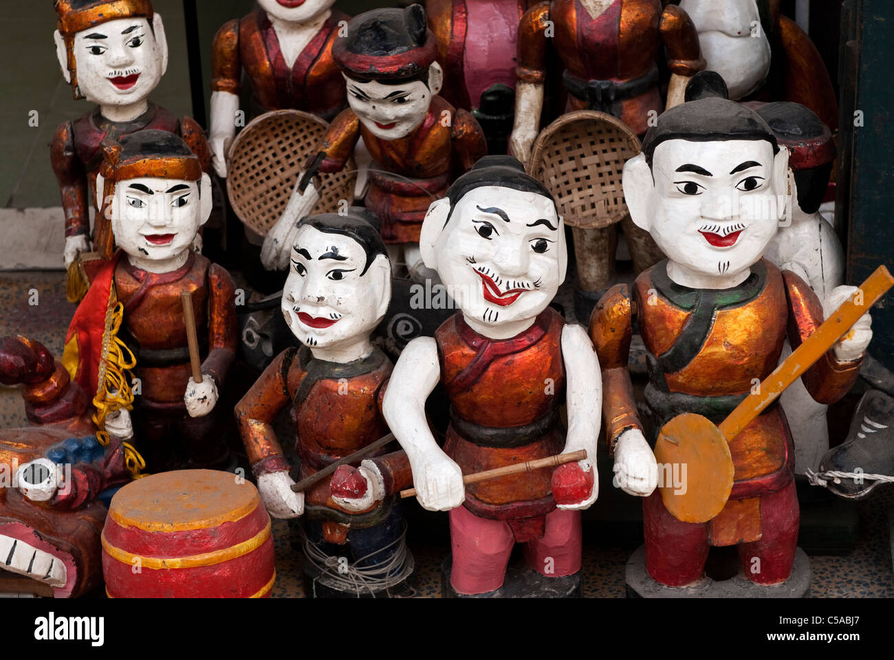 Wasser-Puppen zum Verkauf in einem Geschäft in Hang Trong St, Altstadt in Hanoi, Vietnam Stockfoto