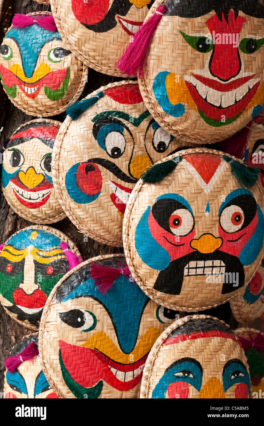 Gewebt Bambus Masken zum Verkauf in einem Geschäft in Hang Trong St, Altstadt Hanoi, Vietnam Stockfoto