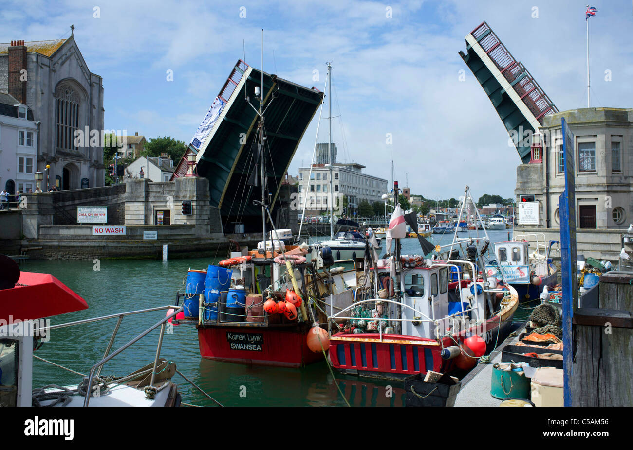 Einen Blick auf die Fischerboote und eine anhebende Brücke im Hafen von Weymouth, Dorset, Großbritannien Stockfoto