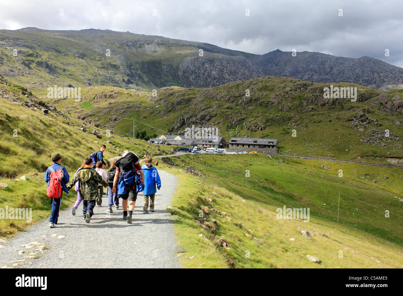 Schulparty Rückkehr in die Pen-y-Pass-Parkplatz und Besucherzentrum auf der Bergarbeiter Track Snowdonia National Park Wales in Großbritannien Stockfoto