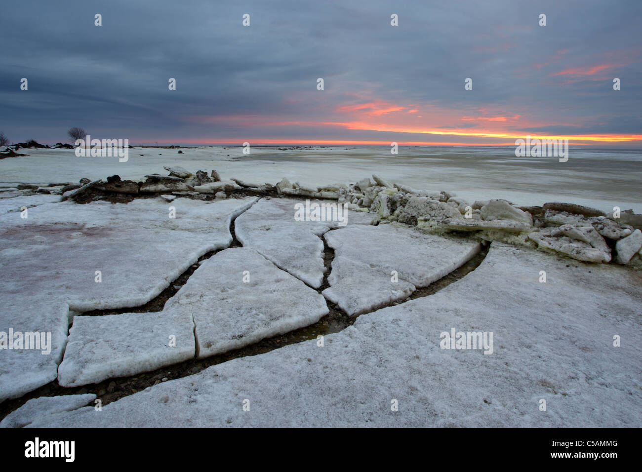 Zeichen des Frühlings Ankunft - Eis Risse im schmelzenden Meer. Ostsee Küste, Puise, Matsalu Natur Park, Estland Stockfoto
