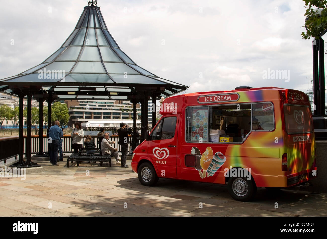 Eiswagen auf der Southbank der Themse in London, England Stockfoto